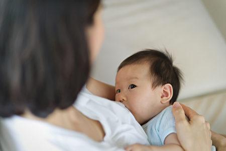 初乳富含抗体和营养,是宝宝最好的天然保护伞